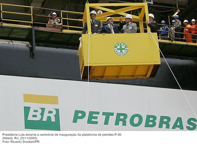 Presidente Lula durante a cerimônia de inauguração da plataforma de petróleo P-50.jpg