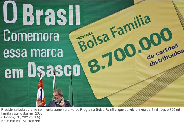 Presidente Lula durante cerimônia comemorativa do Programa Bolsa Família, que atingiu a meta de 8 milhões e 700 mil famílias atendidas em 2005.jpg