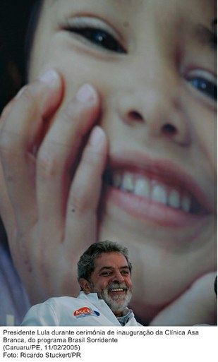 Presidente Lula durante cerimônia de inauguração da Clínica Asa Branca, do programa Brasil Sorridente.jpg