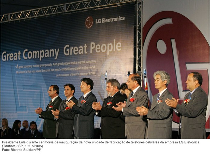 Presidente Lula durante cerimônia de inauguração da nova unidade de fabricação de telefones celulares da empresa LG Eletronics.jpg