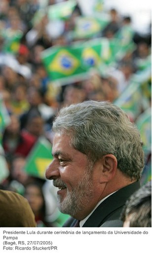 Presidente Lula durante cerimônia de lançamento da Universidade do Pampa.jpg