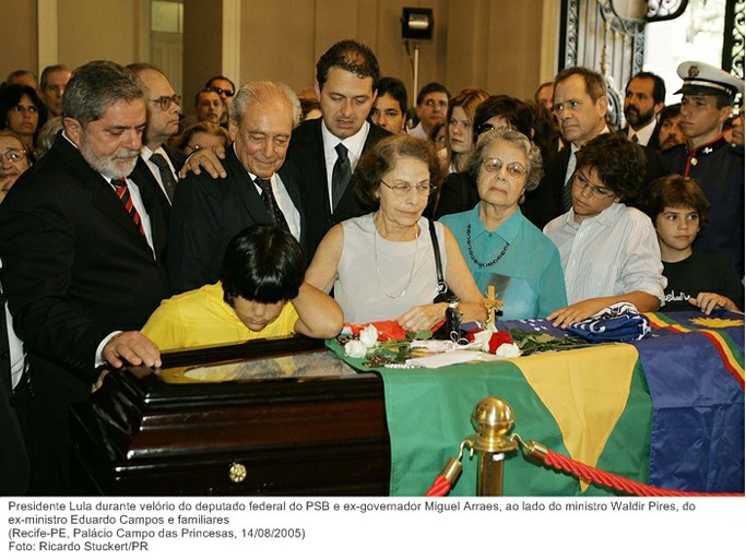 Presidente Lula durante velório do deputado federal do PSB e ex-governador Miguel Arraes, ao lado do ministro Waldir Pires, do ex-ministro Eduardo Campos e familiares.jpg