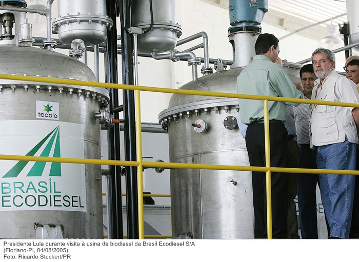 Presidente Lula durante visita à usina de biodiesel da Brasil Ecodiesel SA.jpg