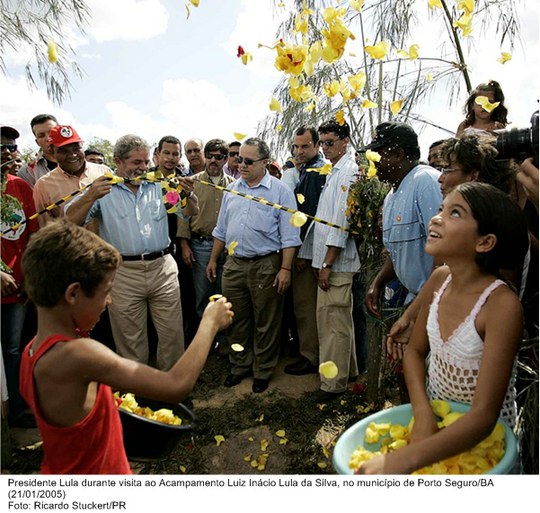 Presidente Lula durante visita ao Acampamento Luiz Inácio Lula da Silva, no município de Porto Seguro-BA.jpg