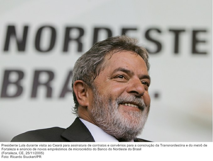 Presidente Lula durante visita ao Ceará para assinatura de contratos e convênios para a construção da Transnordestina e do metrô de Fortaleza e anúncio de novos empréstimos de microcrédito.jpg