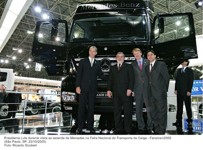 Presidente Lula durante visita ao estande da Mercedes na Feira Nacional do Transporte de Carga - Fenatran-2005.jpg