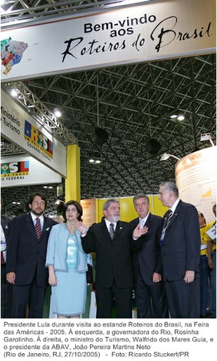 Presidente Lula durante visita ao estande Roteiros do Brasil, na Feira das Américas - 2005.jpg
