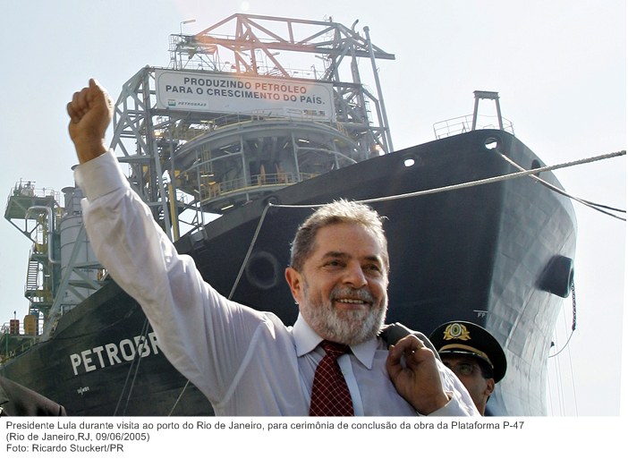 Presidente Lula durante visita ao porto do Rio de Janeiro, para cerimônia de conclusão da obra da Plataforma P-47.jpg