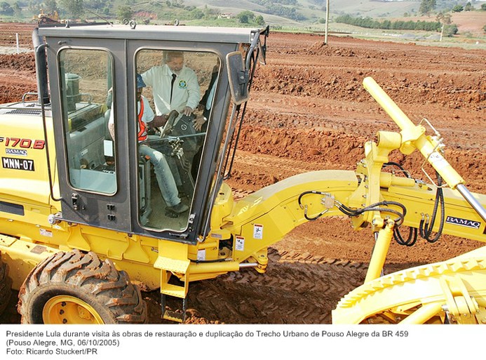 Presidente Lula durante visita às obras de restauração e duplicação do Trecho Urbano de Pouso Alegre da BR 459.jpg