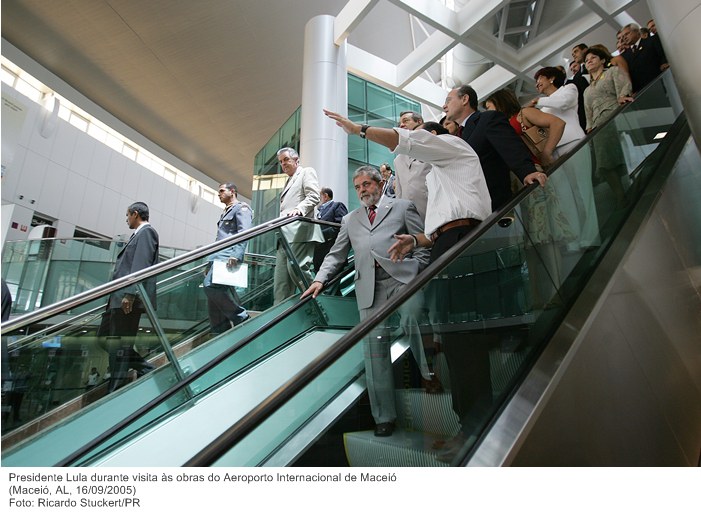Presidente Lula durante visita às obras do Aeroporto Internacional de Maceió.jpg