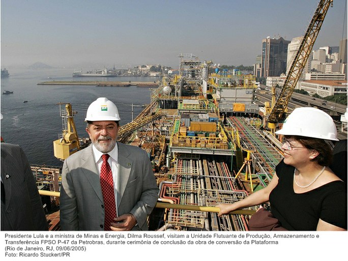 Presidente Lula e a ministra de Minas e Energia, Dilma Roussef, visitam a Unidade Flutuante de Produção, Armazenamento e Transferência FPSO P-47 da Petrobras.jpg