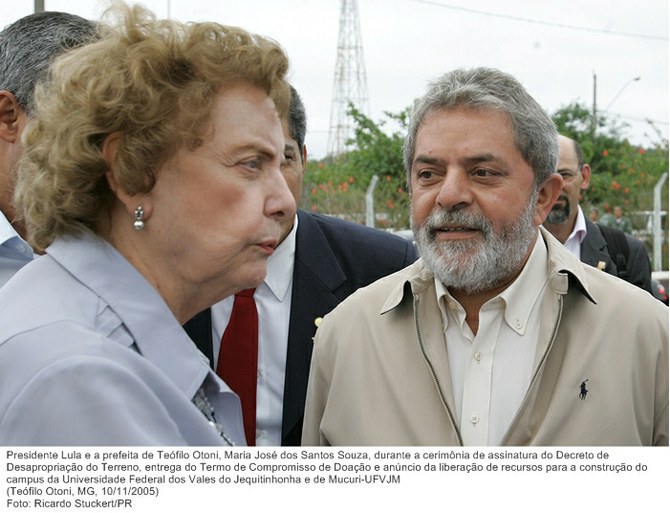 Presidente Lula e a prefeita de Teófilo Otoni, Maria José dos Santos Souza, durante a cerimônia de assinatura do Decreto de Desapropriação do Terreno, entrega do Termo de Compromisso de Doação.jpg