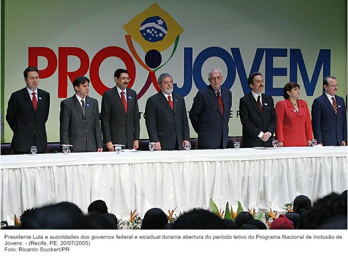 Presidente Lula e autoridades dos governos federal e estadual durante abertura do período letivo do Programa Nacional de Inclusão de Jovens.jpg