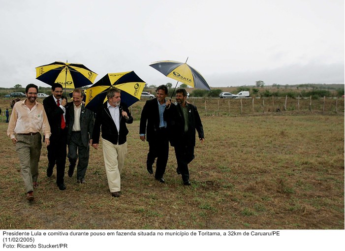 Presidente Lula e comitiva durante pouso em fazenda situada no município de Toritama, a 32km de Caruaru-PE.jpg