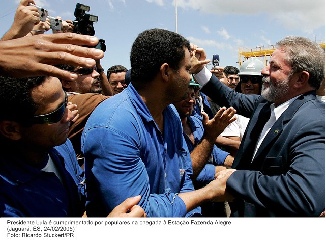 Presidente Lula é cumprimentado por populares na chegada à Estação Fazenda Alegre.jpg