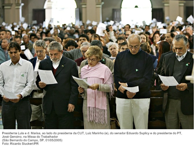 Presidente Lula e d. Marisa, ao lado do presidente da CUT, Luiz Marinho (e), do senador Eduardo Suplicy e do presidente do PT, José Genoino, na Missa do Trabalhador.jpg