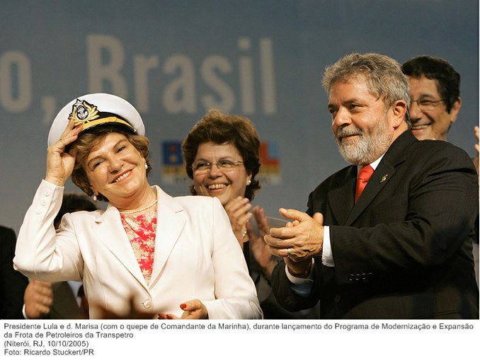 Presidente Lula e d. Marisa (com o quepe de Comandante da Marinha), durante lançamento do Programa de Modernização e Expansão da Frota de Petroleiros da Transpetro.jpg