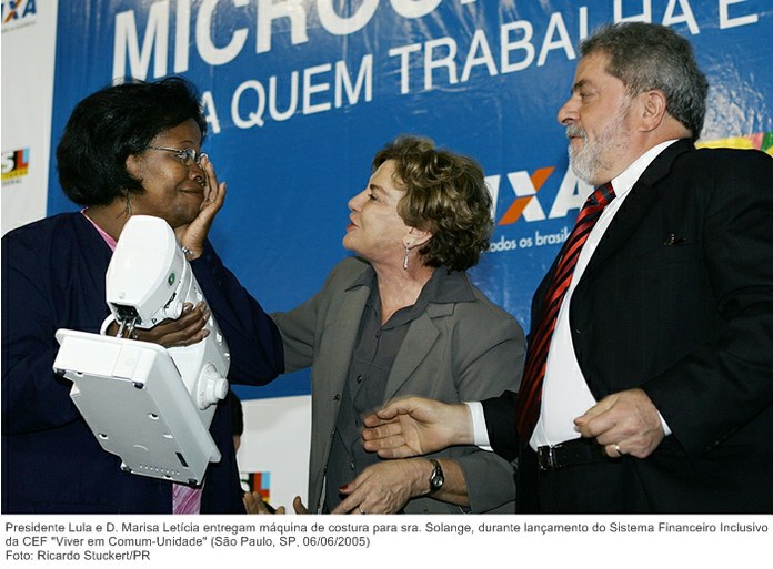 Presidente Lula e D. Marisa Letícia entregam máquina de costura para sra. Solange, durante lançamento do Sistema Financeiro Inclusivo da CEF Viver em Comum-Unidade.jpg