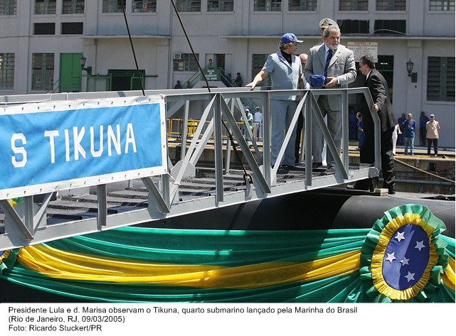 Presidente Lula e d. Marisa observam o Tikuna, quarto submarino lançado pela Marinha do Brasil.jpg