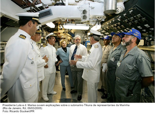 Presidente Lula e d. Marisa ouvem explicações sobre o submarino Tikuna de representantes da Marinha.jpg