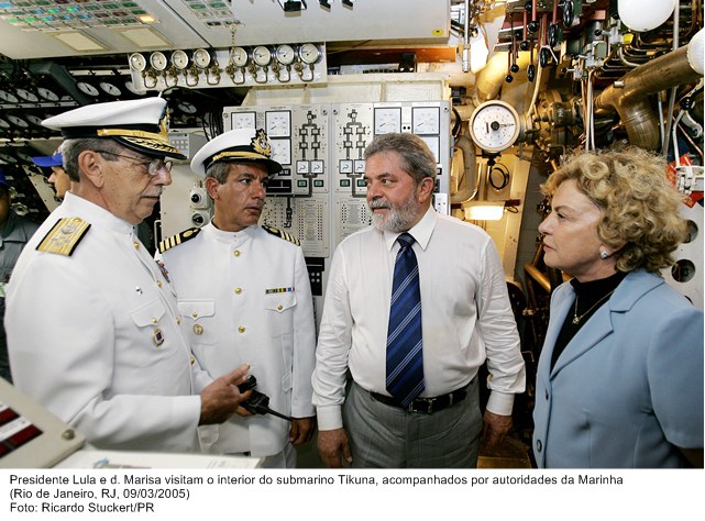 Presidente Lula e d. Marisa visitam o interior do submarino Tikuna, acompanhados por autoridades da Marinha.jpg