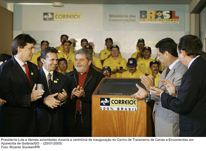 Presidente Lula e demais autoridades durante a cerimônia de inauguração do Centro de Tratamento de Cartas e Encomendas em Aparecida de Goiânia-GO.jpg