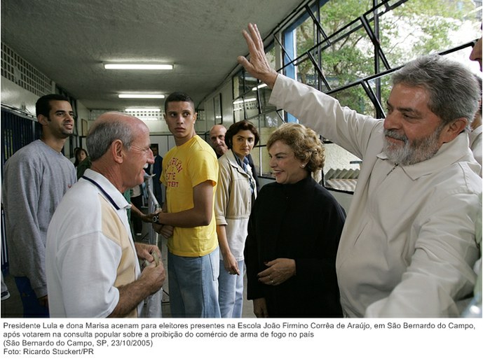 Presidente Lula e dona Marisa acenam para eleitores na Esc. João Firmino Corrêa de Araújo, em São Bernardo do Campo, após votarem na consulta popular.jpg