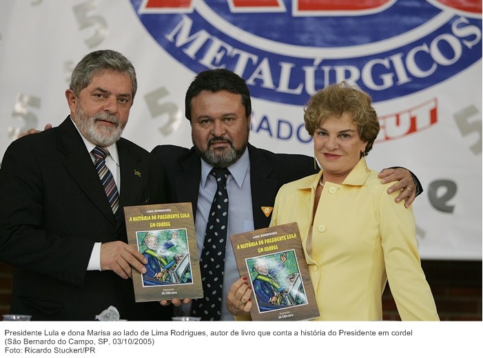 Presidente Lula e dona Marisa ao lado de Lima Rodrigues, autor de livro que conta a história do Presidente em cordel.jpg