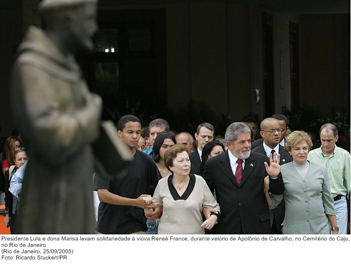 Presidente Lula e dona Marisa levam solidariedade à viúva Reneè France, durante velório de Apolônio de Carvalho, no Cemitério do Caju, no Rio de Janeiro.jpg