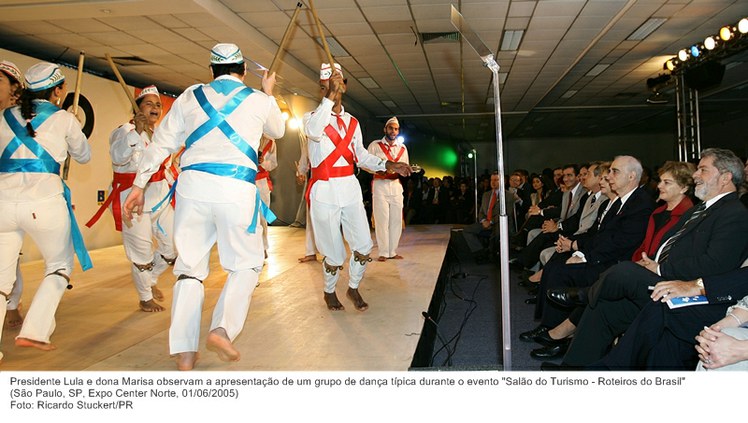 Presidente Lula e dona Marisa observam a apresentação de um grupo de dança típica durante o evento Salão do Turismo - Roteiros do Brasil.jpg