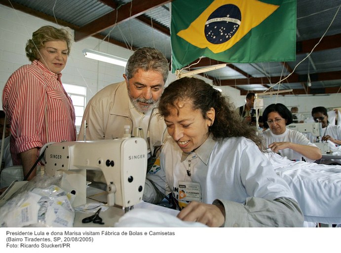 Presidente Lula e dona Marisa visitam Fábrica de Bolas e Camisetas.jpg