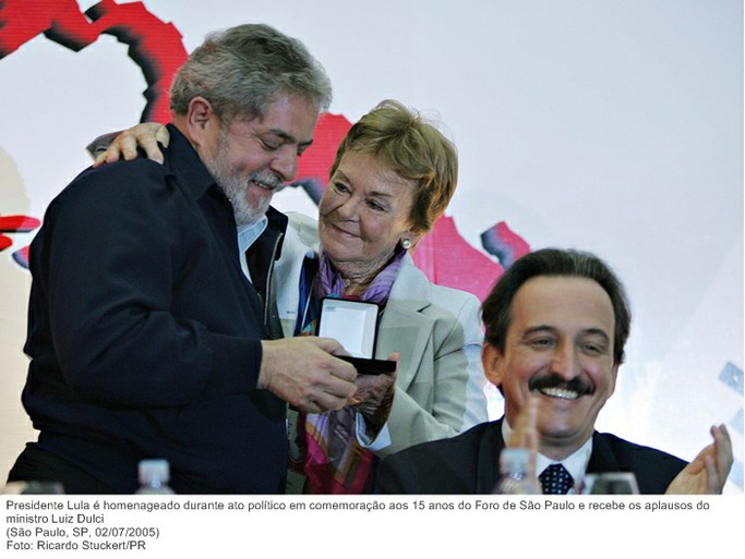 Presidente Lula é homenageado durante ato político em comemoração aos 15 anos do Foro de São Paulo e recebe os aplausos do ministro Luiz Dulci.jpg