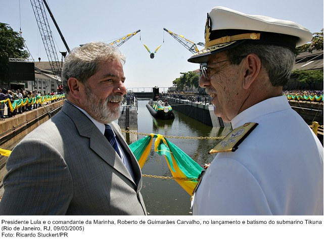 Presidente Lula e o comandante da Marinha, Roberto de Guimarães Carvalho, no lançamento e batismo do submarino Tikuna.jpg