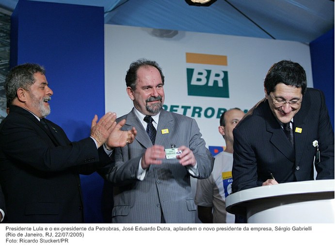 Presidente Lula e o ex-presidente da Petrobras, José Eduardo Dutra, aplaudem o novo presidente da empresa, Sérgio Gabrielli.jpg