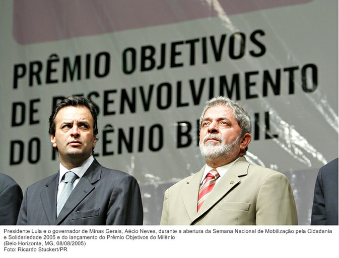 Presidente Lula e o gov. de Minas Gerais, Aécio Neves, na abertura da Semana Nacional de Mobilização pela Cidadania e Solidariedade 2005 e do lançamento do Prêmio Objetivos do Milênio.jpg