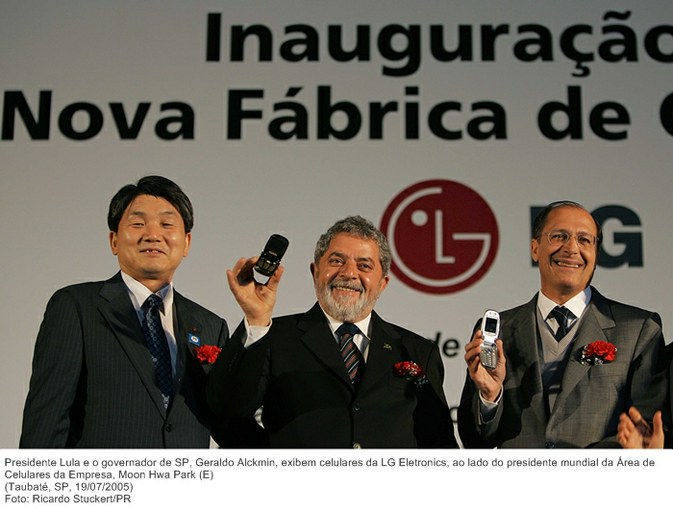 Presidente Lula e o governador de SP, Geraldo Alckmin, exibem celulares da LG Eletronics, ao lado do presidente mundial da Área de Celulares da Empresa, Moon Hwa Park.jpg
