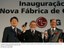 Presidente Lula e o governador de SP, Geraldo Alckmin, exibem celulares da LG Eletronics, ao lado do presidente mundial da Área de Celulares da Empresa, Moon Hwa Park.jpg