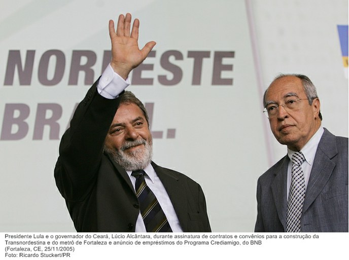 Presidente Lula e o governador do Ceará, Lúcio Alcântara, durante assinatura de contratos e convênios para a construção da Transnordestina e do metrô de Fortaleza.jpg
