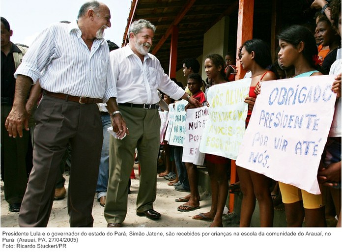 Presidente Lula e o governador do estado do Pará, Simão Jatene, são recebidos por crianças na escola da comunidade do Arauaí, no Pará.jpg