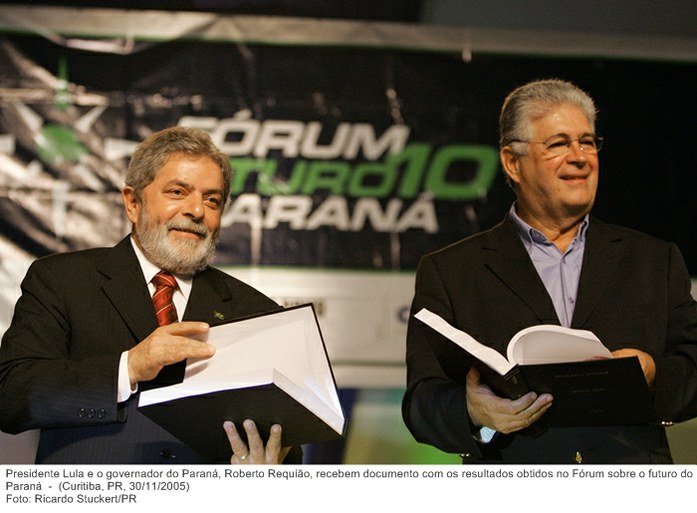 Presidente Lula e o governador do Paraná, Roberto Requião, recebem documento com os resultados obtidos no Fórum sobre o futuro do Paraná.jpg