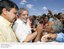 Presidente Lula e o governador do Piauí, Wellington Dias, cumprimentam população de FlorianoPI, durante visita à obra de recuperação da rodovia BR-230.jpg