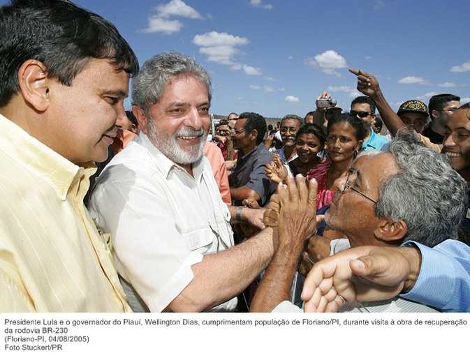 Presidente Lula e o governador do Piauí, Wellington Dias, cumprimentam população de FlorianoPI, durante visita à obra de recuperação da rodovia BR-230.jpg
