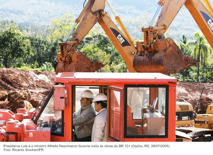 Presidente Lula e o ministro Alfredo Nascimento durante visita às obras da BR 101.jpg