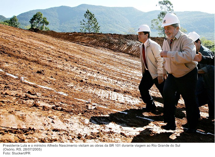 Presidente Lula e o ministro Alfredo Nascimento visitam as obras da BR 101 durante viagem ao Rio Grande do Sul.jpg