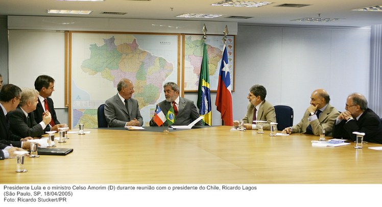 Presidente Lula e o ministro Celso Amorim (D) durante reunião com o presidente do Chile, Ricardo Lagos.jpg