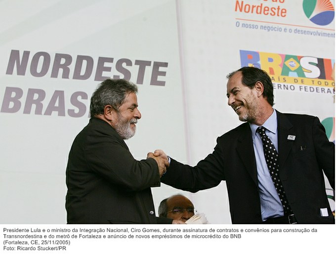 Presidente Lula e o ministro da Integração Nacional, Ciro Gomes, durante assinatura de contratos e convênios para construção da Transnordestina e do metrô de Fortaleza.jpg
