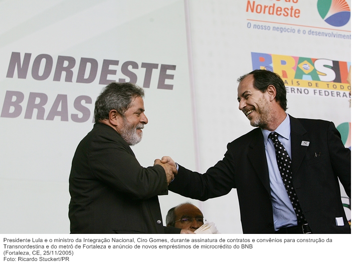 Presidente Lula e o ministro da Integração Nacional, Ciro Gomes, durante assinatura de contratos e convênios para construção da Transnordestina e do metrô de Fortaleza.jpg