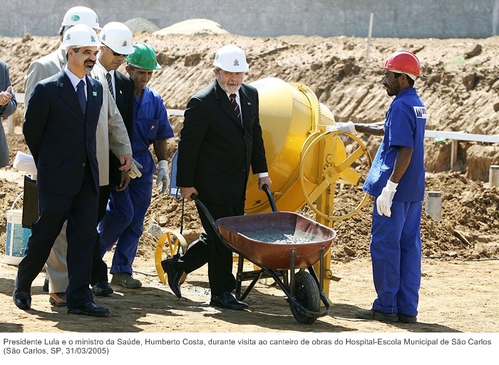 Presidente Lula e o ministro da Saúde, Humberto Costa, durante visita ao canteiro de obras do Hospital-Escola Municipal de São Carlos.jpg