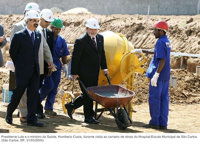 Presidente Lula e o ministro da Saúde, Humberto Costa, durante visita ao canteiro de obras do Hospital-Escola Municipal de São Carlos.jpg