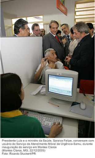 Presidente Lula e o ministro da Saúde, Saraiva Felipe, conversam com usuário do Serviço de Atendimento Móvel de Urgência-Samu, durante inauguração do serviço em Montes Claros.jpg
